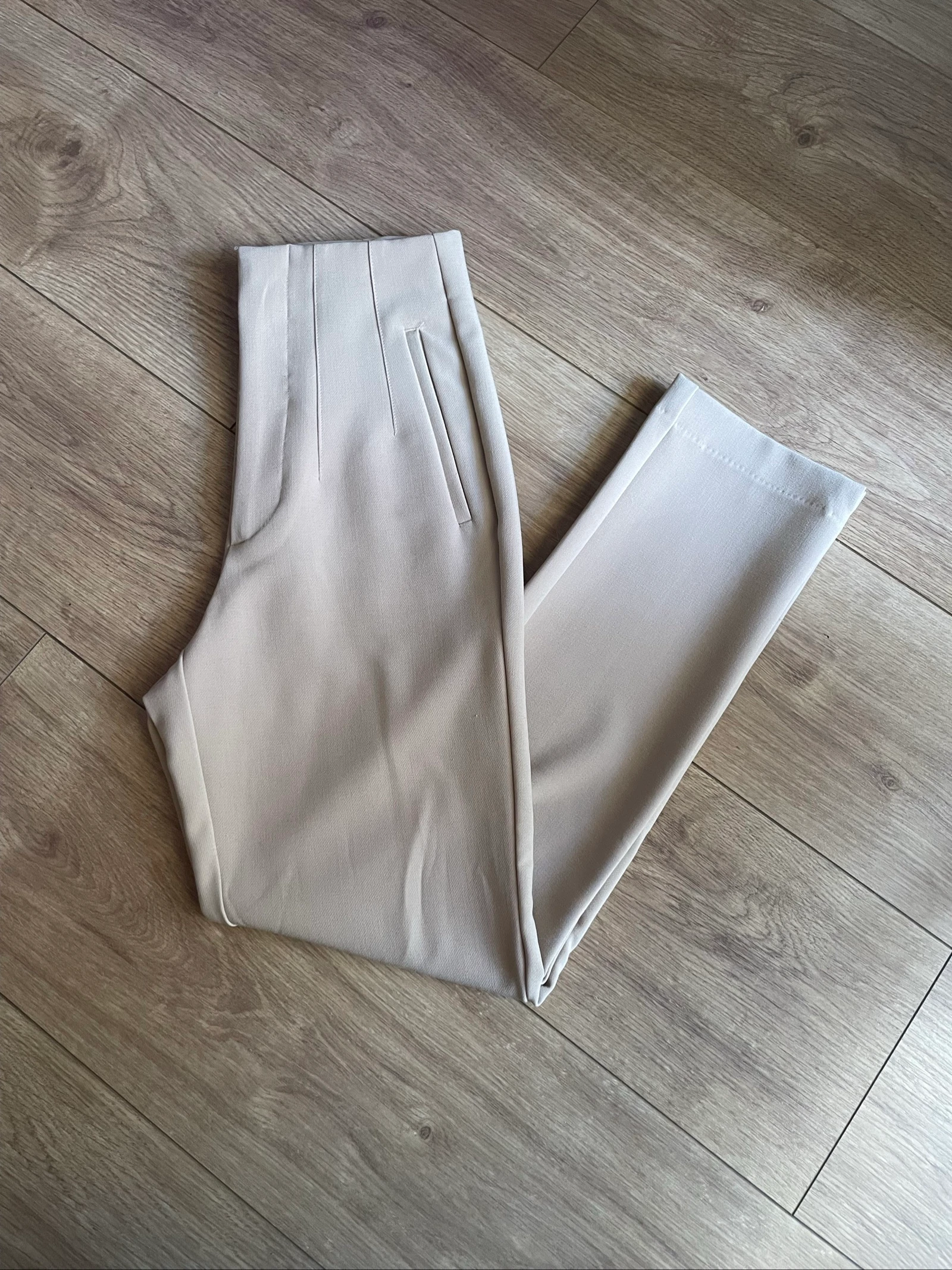 Pantalón de vestir beige Stradivarius talla XS